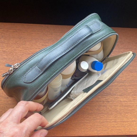 Longchamp leather toiletries & makeup bag. - Picture 9 of 16